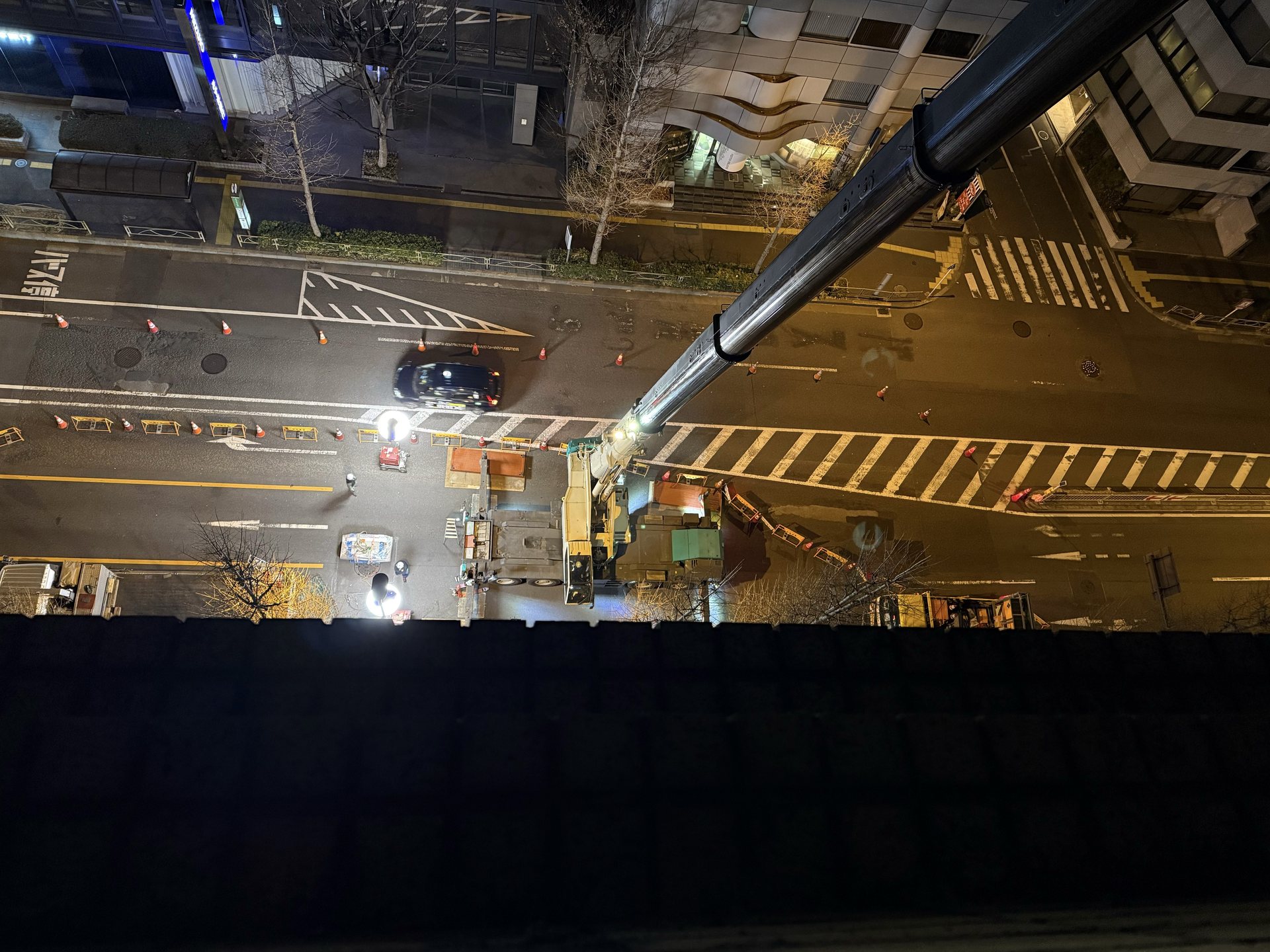 上空から見た夜間揚重作業