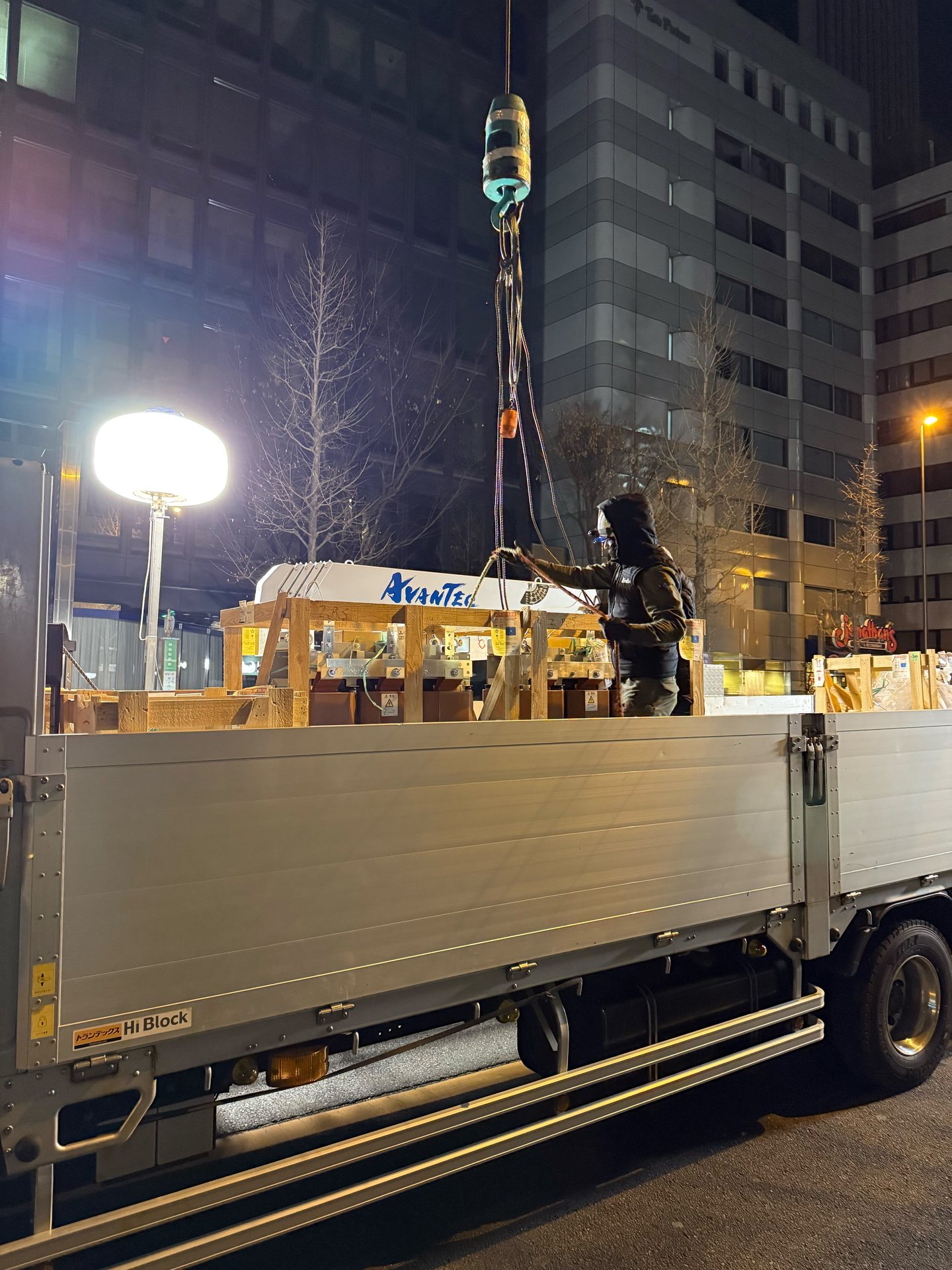 夜間の揚重作業現場